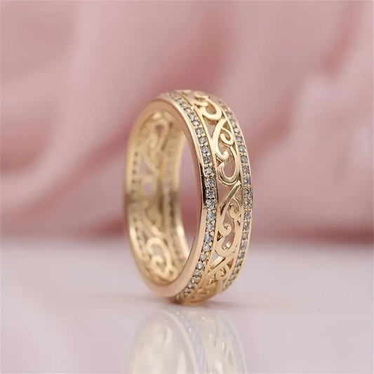 Anello dorato cavo e brillante