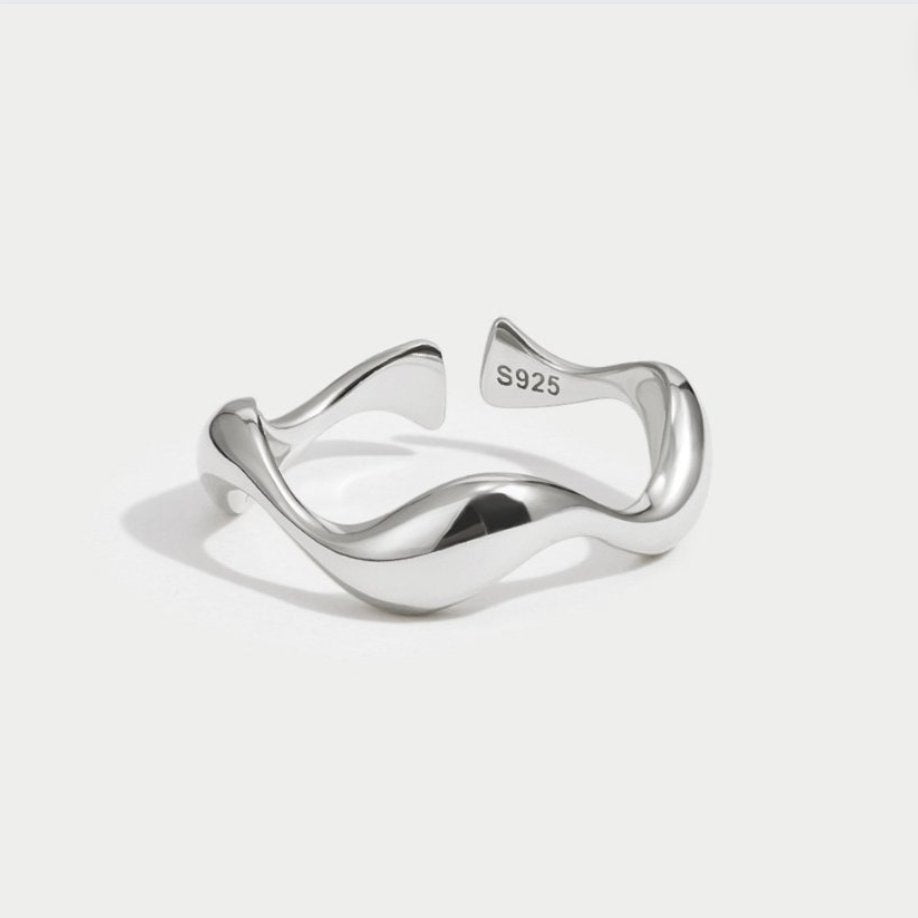 Anello minimalista onde