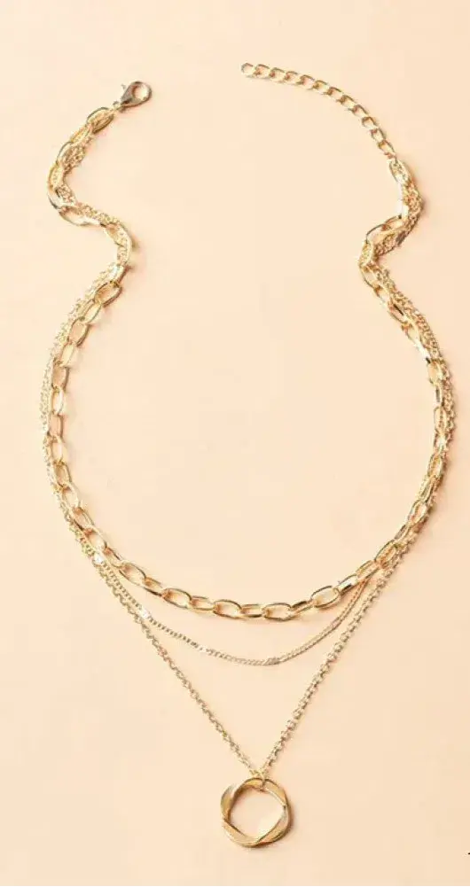 Collana vintage con catena stratificata e ciondolo in oro