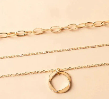 Collana vintage con catena stratificata e ciondolo in oro