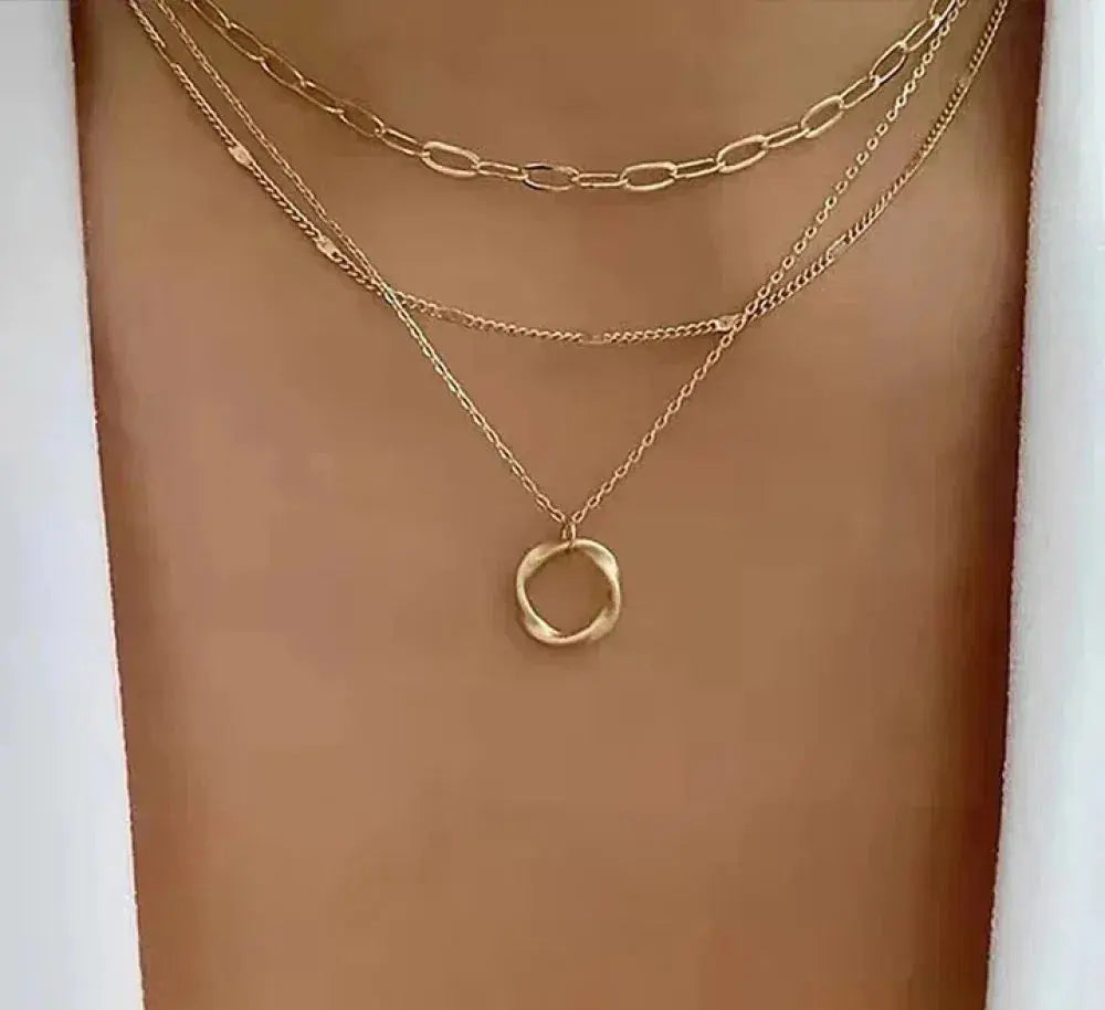 Collana vintage con catena stratificata e ciondolo in oro