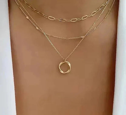 Collana vintage con catena stratificata e ciondolo in oro