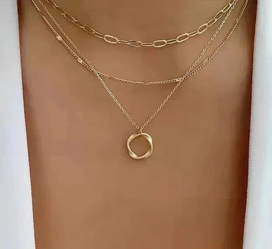 Collana vintage con catena stratificata e ciondolo in oro